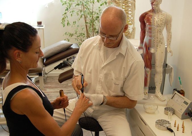 Aplicação de Eletroacupuntura - Crédito: Sigismund von Dobschütz