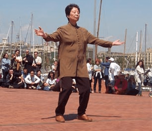 Dra. Hu Yuen Xian demonstrando o Chi Kung  - Crédito: Wikimedia Commons